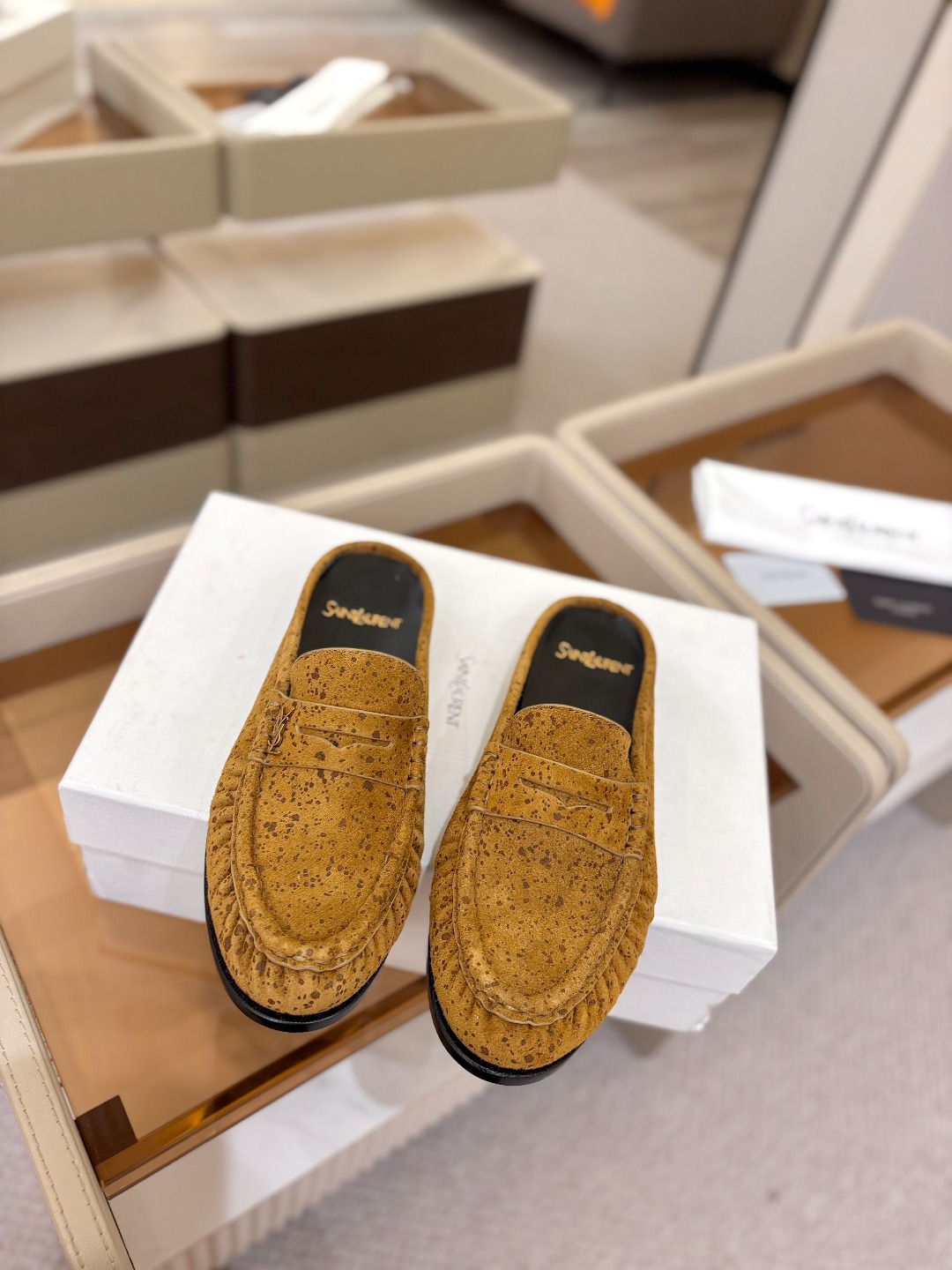 (情侣款) SAINT LAURENT/圣罗兰新款褶皱乐福鞋系列🤝🤝 YSL女孩的松弛感真的被狠狠拿捏 简直是高级感作弊 (情侣款) SAINT LAURENT/圣罗兰新款褶皱乐福鞋系列🤝🤝 YSL女孩的松弛感真的被狠狠拿捏 简直是高级感作弊