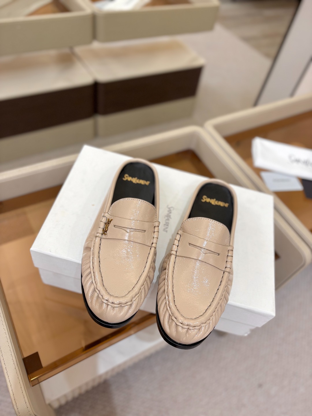 (情侣款) SAINT LAURENT/圣罗兰新款褶皱乐福鞋系列🤝🤝 YSL女孩的松弛感真的被狠狠拿捏 简直是高级感作弊 (情侣款) SAINT LAURENT/圣罗兰新款褶皱乐福鞋系列🤝🤝 YSL女孩的松弛感真的被狠狠拿捏 简直是高级感作弊