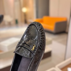 (情侣款) SAINT LAURENT/圣罗兰新款褶皱乐福鞋系列🤝🤝 YSL女孩的松弛感真的被狠狠拿捏 简直是高级感作弊 (情侣款) SAINT LAURENT/圣罗兰新款褶皱乐福鞋系列🤝🤝 YSL女孩的松弛感真的被狠狠拿捏 简直是高级感作弊