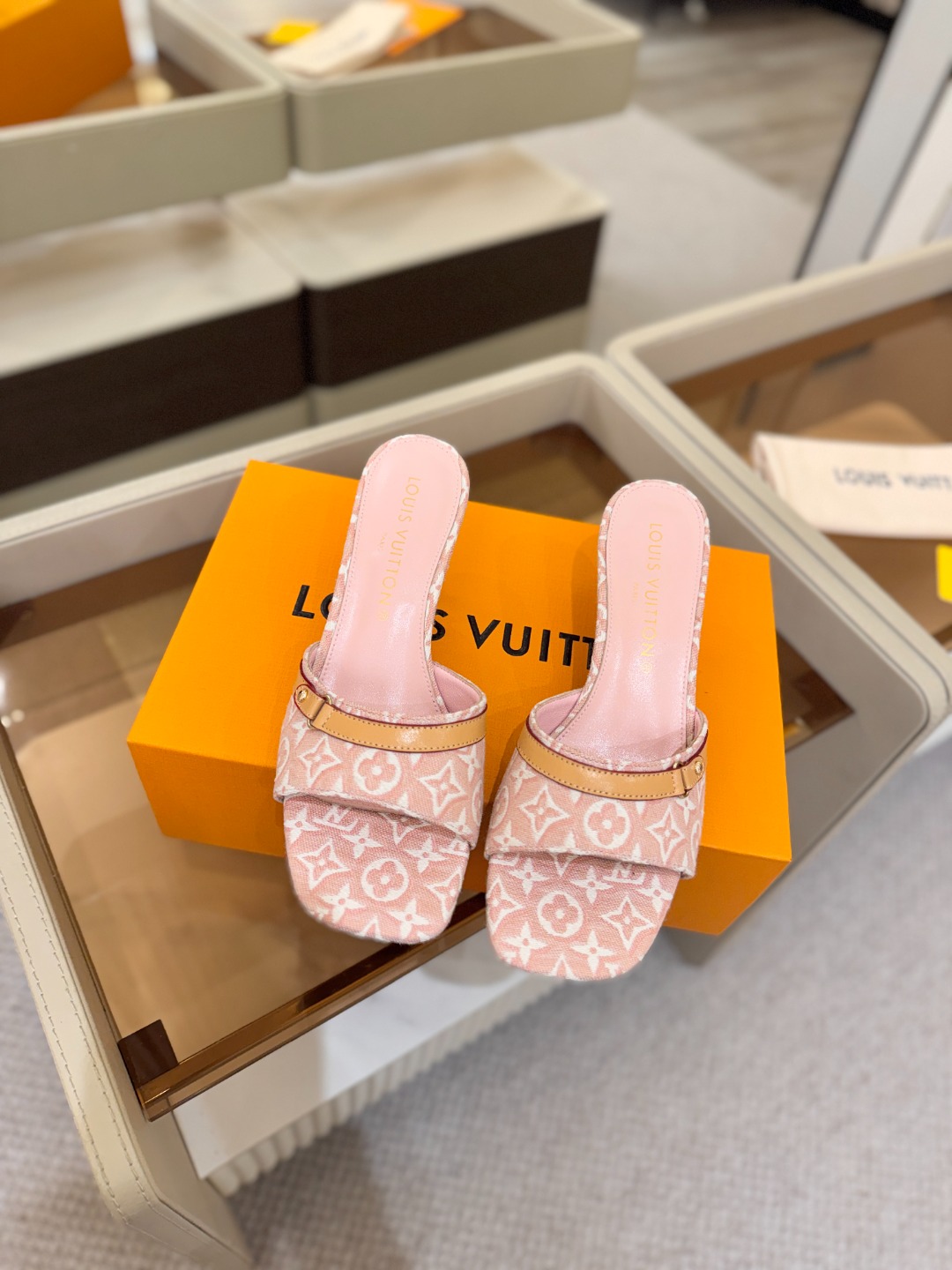 Louis Vuitton  官网夏日系列！完美楦型、 新品中跟提花拖鞋🆕、官网同步更新 效果视觉盛宴💯难以掩饰lv的优