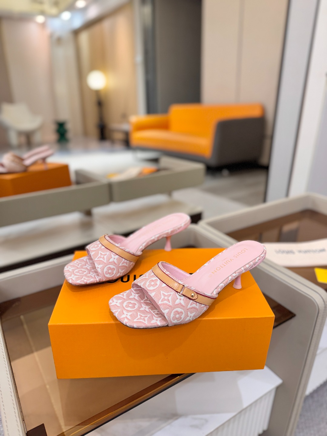Louis Vuitton  官网夏日系列！完美楦型、 新品中跟提花拖鞋🆕、官网同步更新 效果视觉盛宴💯难以掩饰lv的优