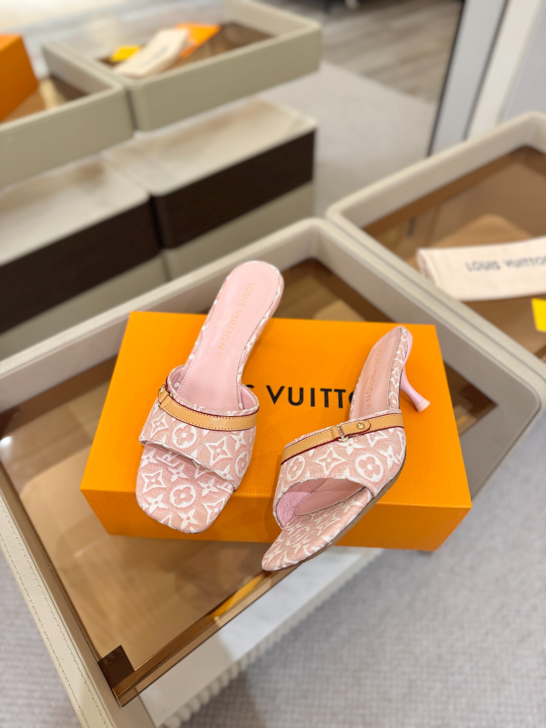 Louis Vuitton  官网夏日系列！完美楦型、 新品中跟提花拖鞋🆕、官网同步更新 效果视觉盛宴💯难以掩饰lv的优