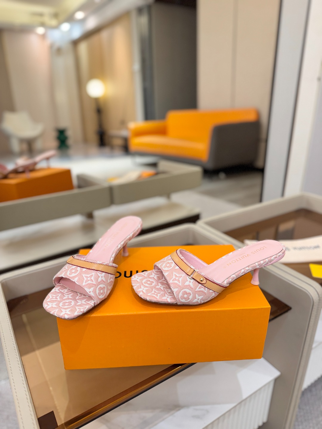 Louis Vuitton  官网夏日系列！完美楦型、 新品中跟提花拖鞋🆕、官网同步更新 效果视觉盛宴💯难以掩饰lv的优