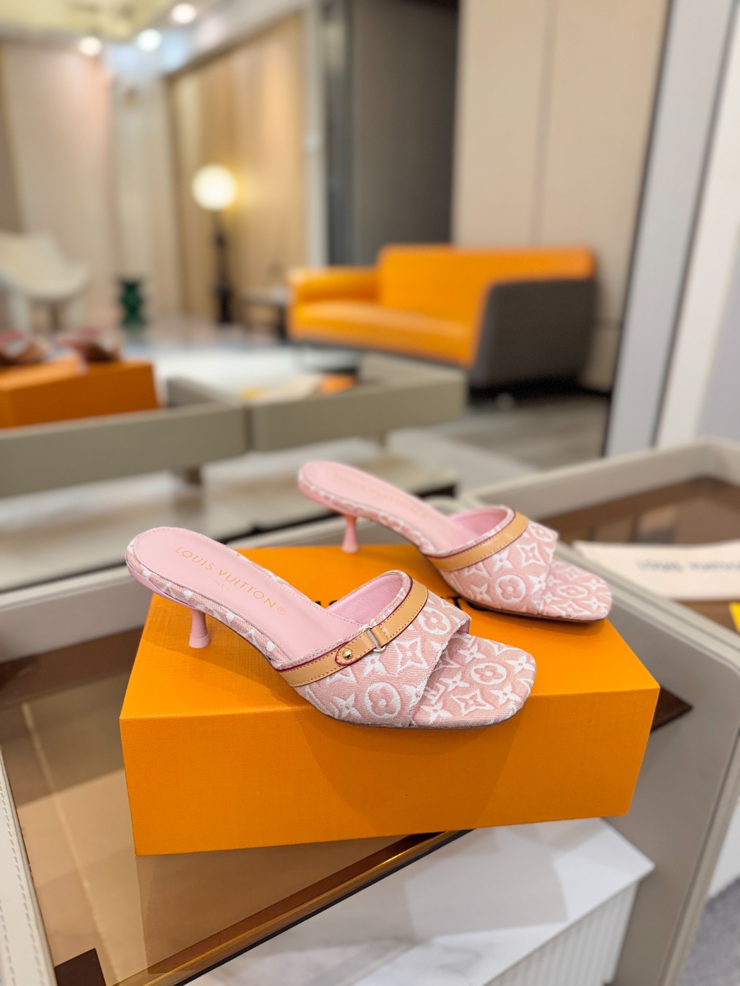 Louis Vuitton  官网夏日系列！完美楦型、 新品中跟提花拖鞋🆕、官网同步更新 效果视觉盛宴💯难以掩饰lv的优