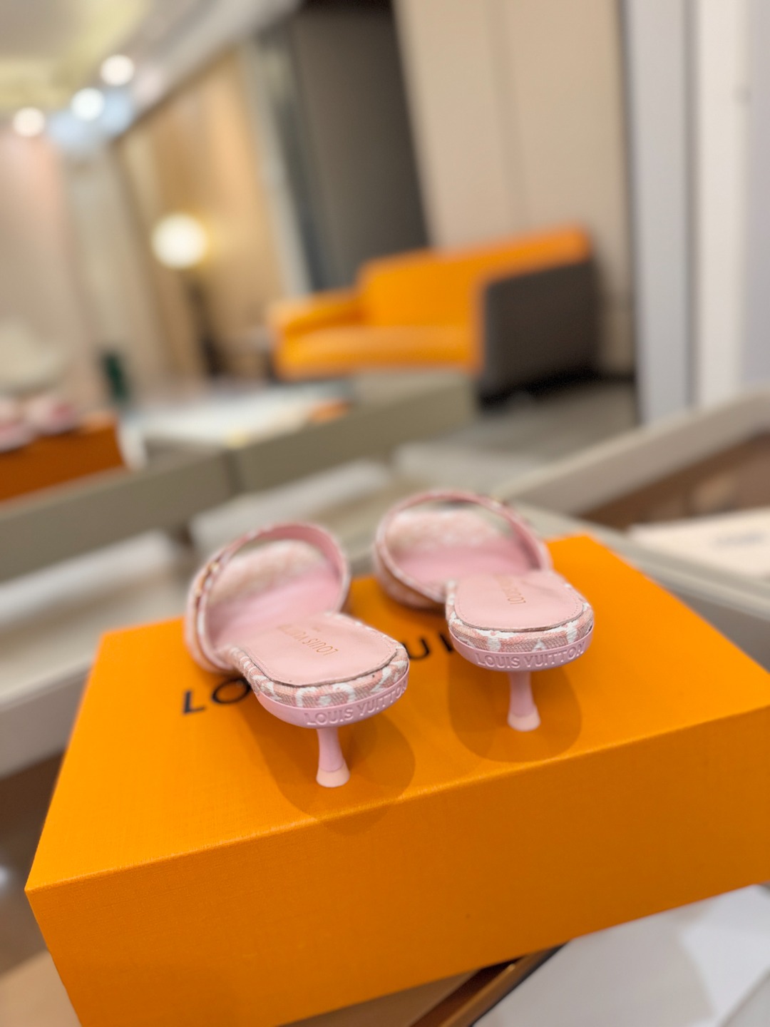 Louis Vuitton  官网夏日系列！完美楦型、 新品中跟提花拖鞋🆕、官网同步更新 效果视觉盛宴💯难以掩饰lv的优