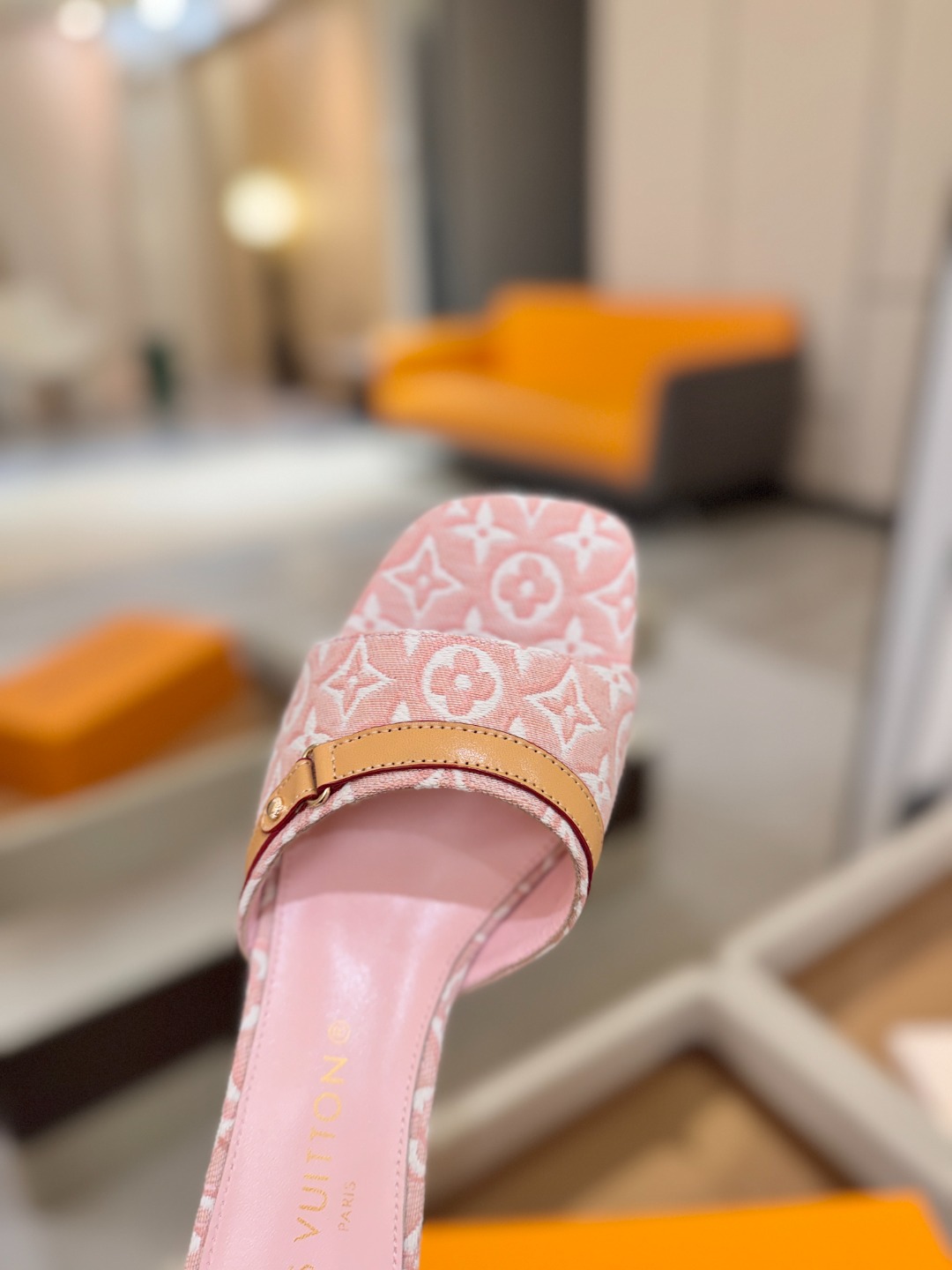 Louis Vuitton  官网夏日系列！完美楦型、 新品中跟提花拖鞋🆕、官网同步更新 效果视觉盛宴💯难以掩饰lv的优