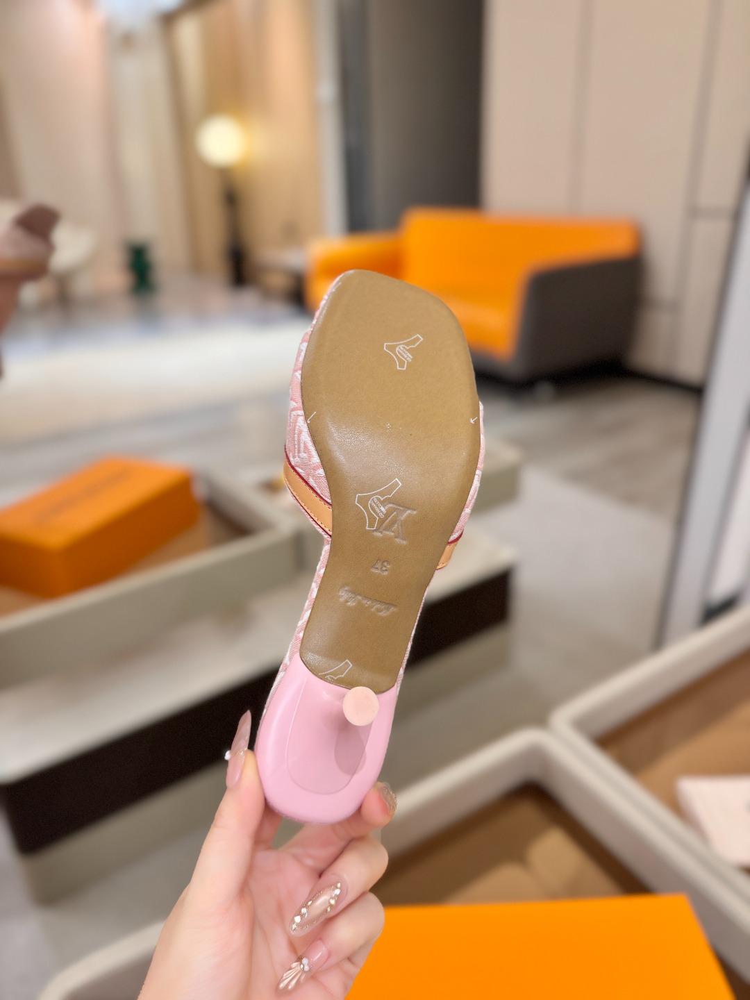 Louis Vuitton  官网夏日系列！完美楦型、 新品中跟提花拖鞋🆕、官网同步更新 效果视觉盛宴💯难以掩饰lv的优