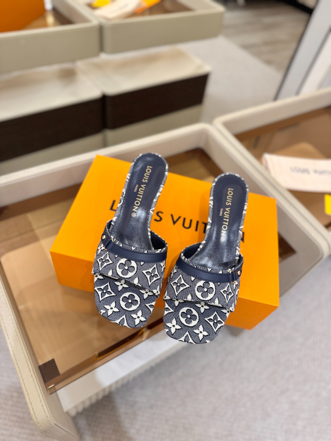 Louis Vuitton  官网夏日系列！完美楦型、 新品中跟提花拖鞋🆕、官网同步更新 效果视觉盛宴💯难以掩饰lv的优