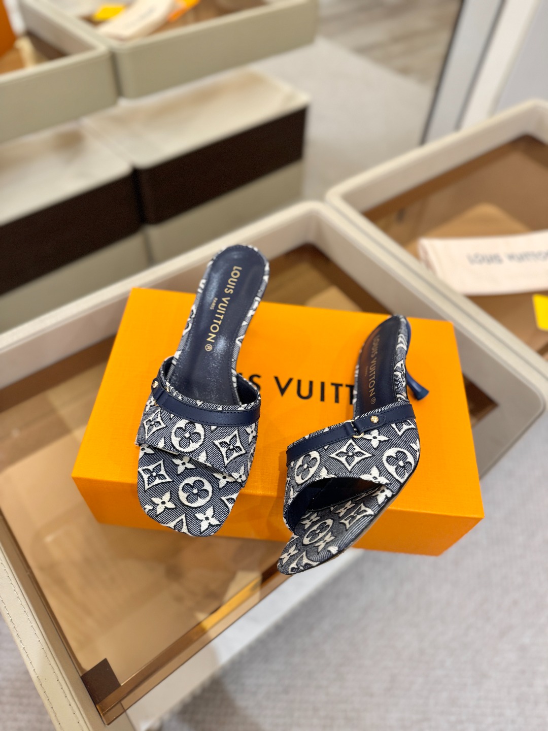 Louis Vuitton  官网夏日系列！完美楦型、 新品中跟提花拖鞋🆕、官网同步更新 效果视觉盛宴💯难以掩饰lv的优