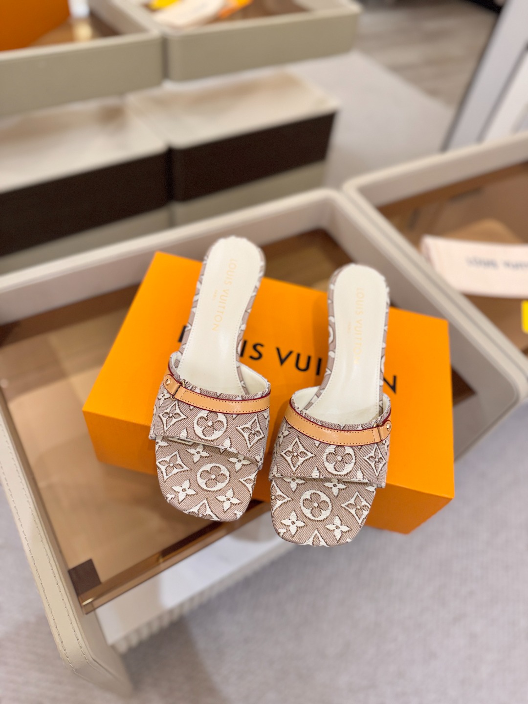 Louis Vuitton  官网夏日系列！完美楦型、 新品中跟提花拖鞋🆕、官网同步更新 效果视觉盛宴💯难以掩饰lv的优