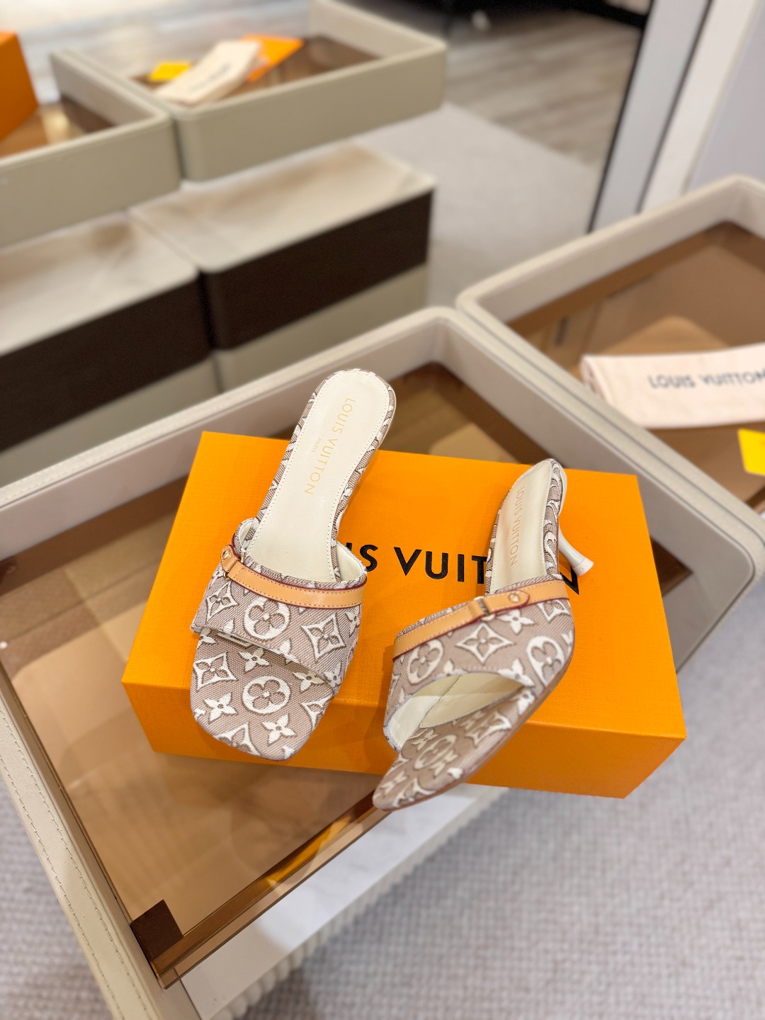 Louis Vuitton  官网夏日系列！完美楦型、 新品中跟提花拖鞋🆕、官网同步更新 效果视觉盛宴💯难以掩饰lv的优