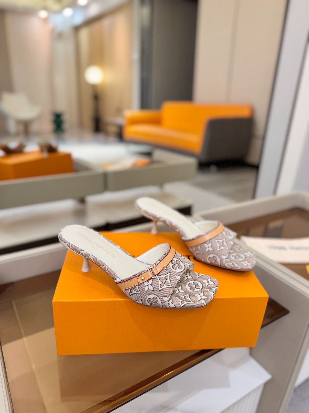 Louis Vuitton  官网夏日系列！完美楦型、 新品中跟提花拖鞋🆕、官网同步更新 效果视觉盛宴💯难以掩饰lv的优