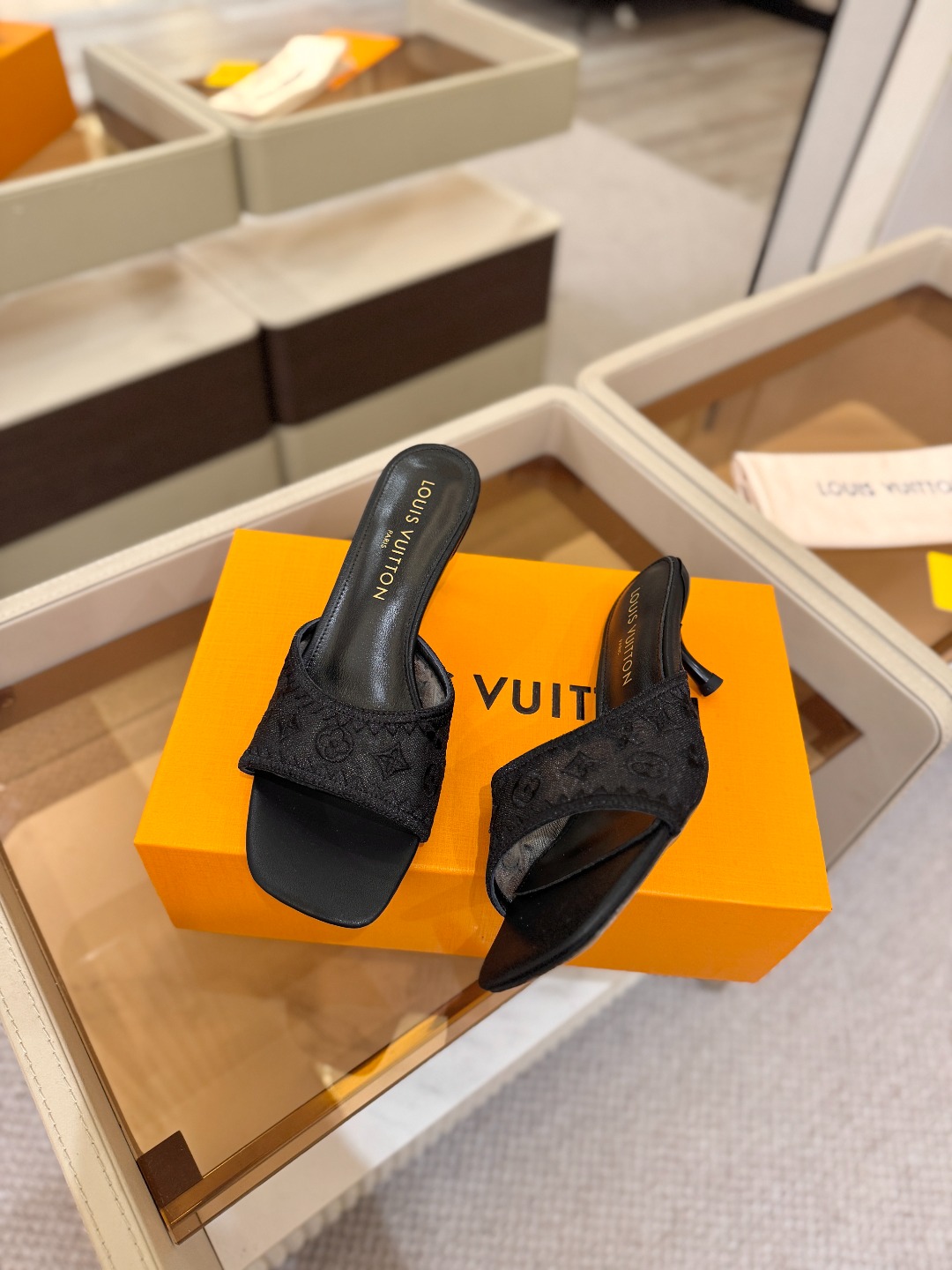 Louis Vuitton  官网夏日系列！完美楦型、 新品中跟凉鞋🆕、官网同步更新 双层网纱电绣饰以点缀，细节感拉满、