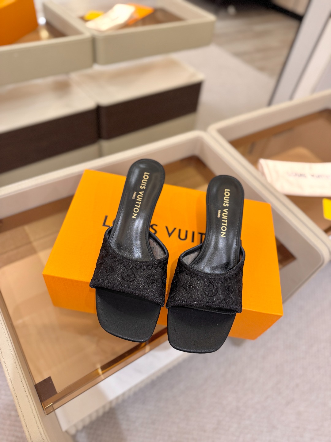 Louis Vuitton  官网夏日系列！完美楦型、 新品中跟凉鞋🆕、官网同步更新 双层网纱电绣饰以点缀，细节感拉满、