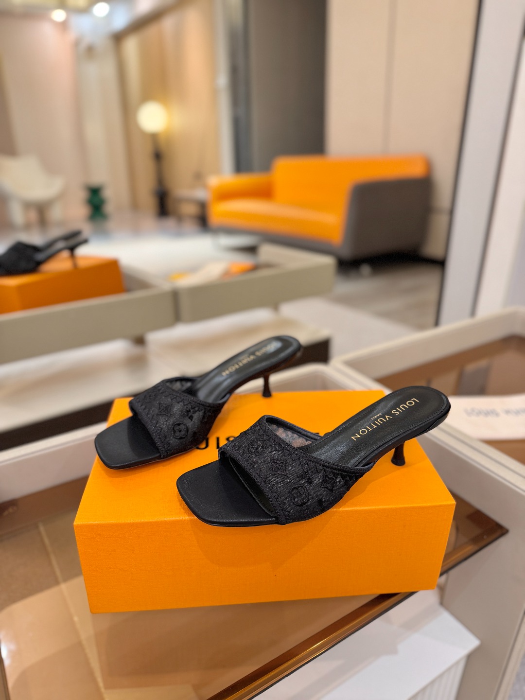 Louis Vuitton  官网夏日系列！完美楦型、 新品中跟凉鞋🆕、官网同步更新 双层网纱电绣饰以点缀，细节感拉满、
