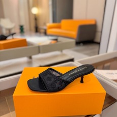 Louis Vuitton 官网夏日系列!完美楦型、 新品中跟凉鞋🆕、官网同步更新 双层网纱电绣饰以点缀,细节感拉满、 Louis Vuitton 官网夏日系列!完美楦型、 新品中跟凉鞋🆕、官网同步更新 双层网纱电绣饰以点缀,细节感拉满、