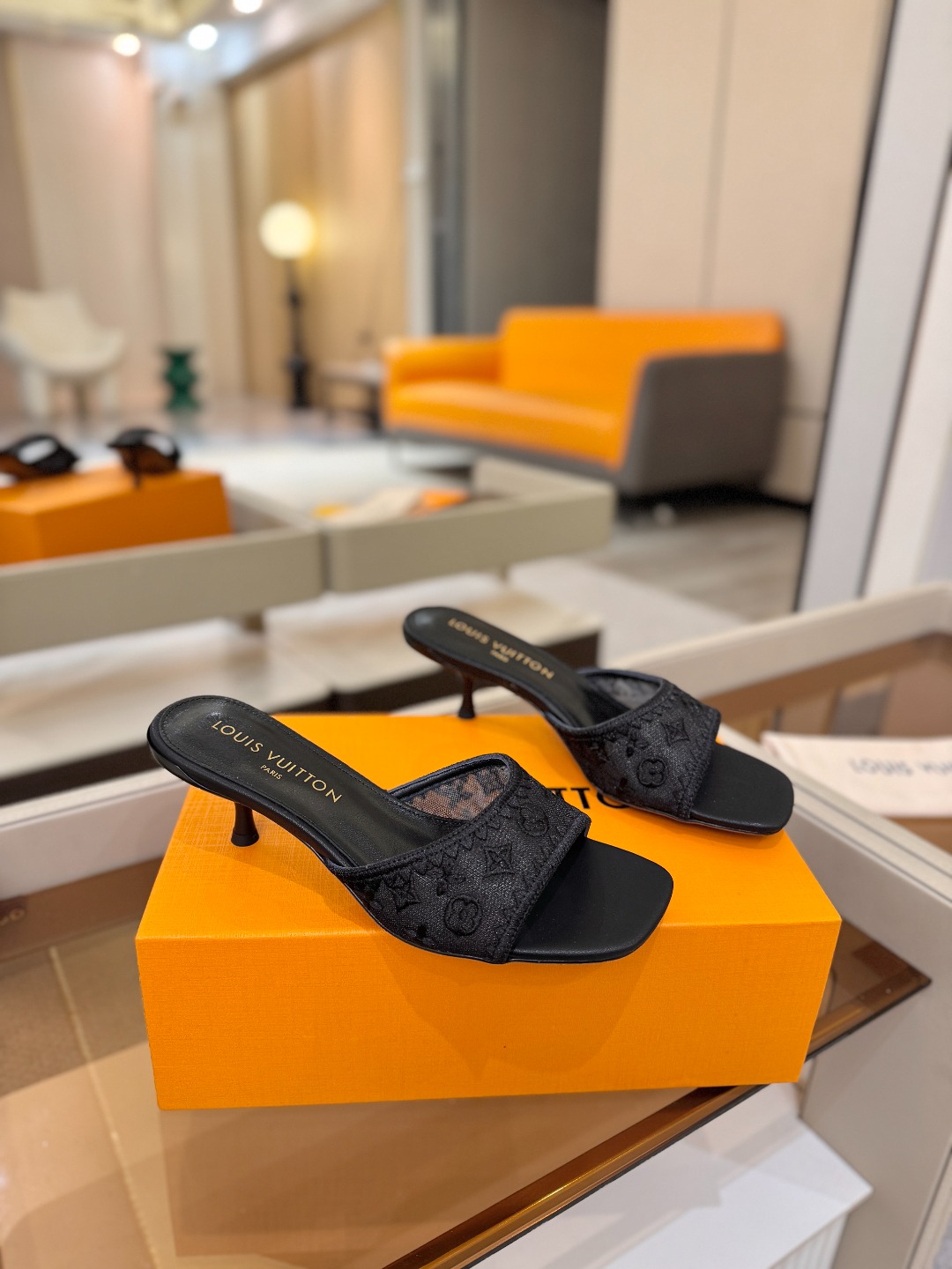 Louis Vuitton  官网夏日系列！完美楦型、 新品中跟凉鞋🆕、官网同步更新 双层网纱电绣饰以点缀，细节感拉满、