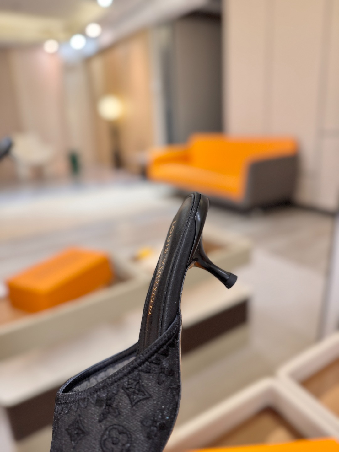 Louis Vuitton  官网夏日系列！完美楦型、 新品中跟凉鞋🆕、官网同步更新 双层网纱电绣饰以点缀，细节感拉满、