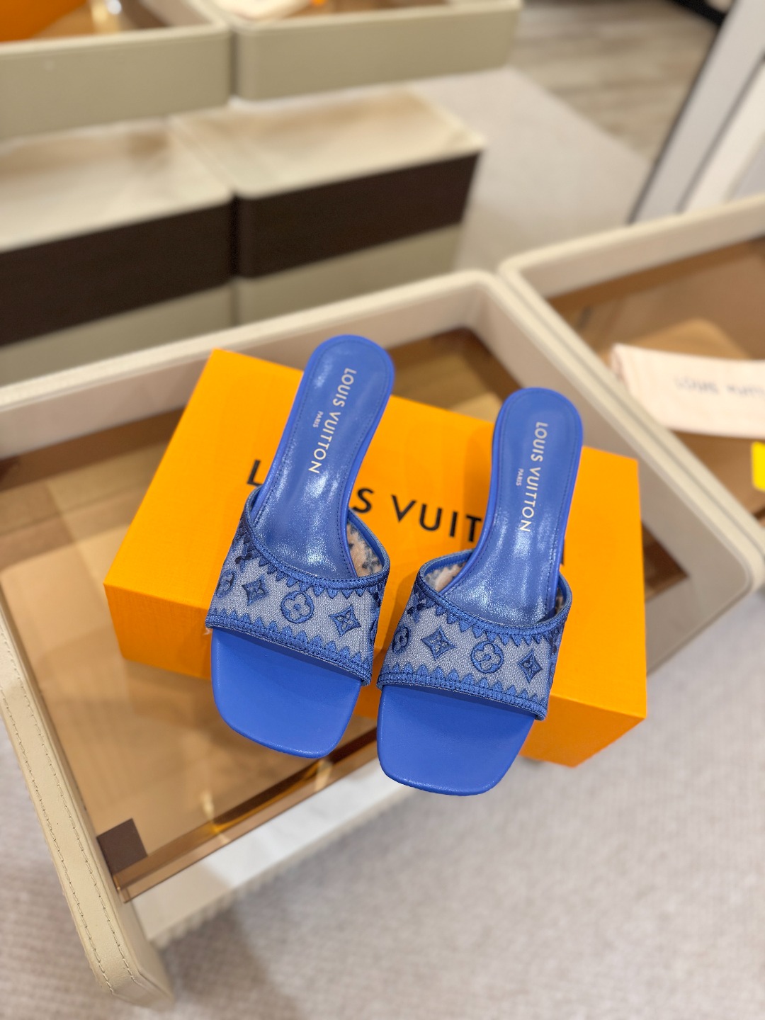 Louis Vuitton  官网夏日系列！完美楦型、 新品中跟凉鞋🆕、官网同步更新 双层网纱电绣饰以点缀，细节感拉满、