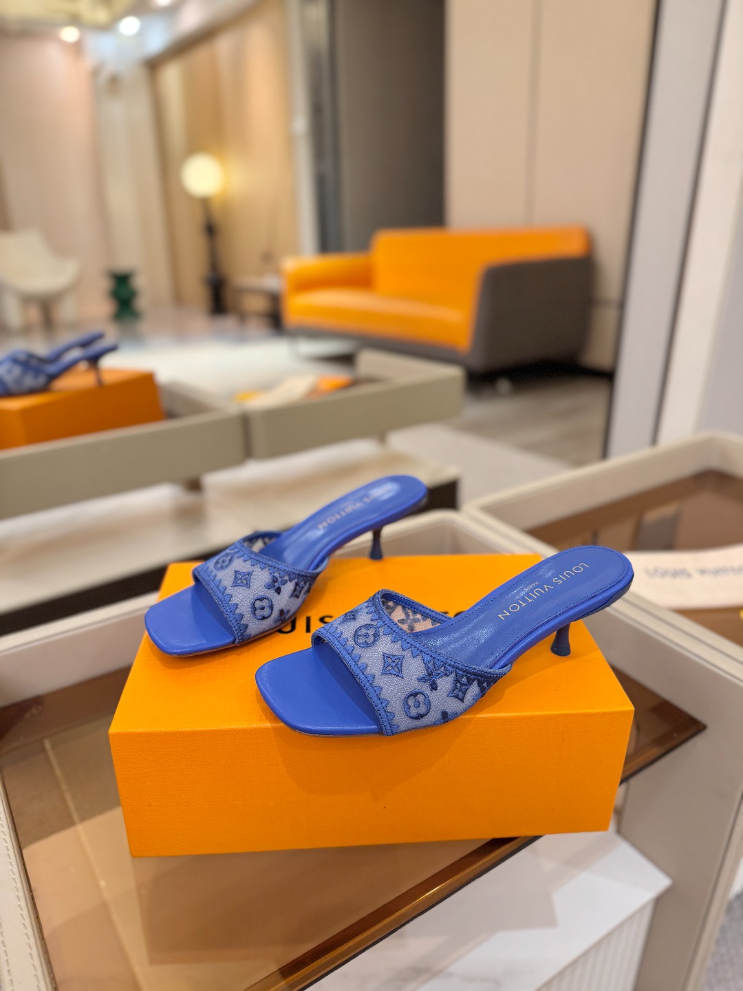 Louis Vuitton  官网夏日系列！完美楦型、 新品中跟凉鞋🆕、官网同步更新 双层网纱电绣饰以点缀，细节感拉满、