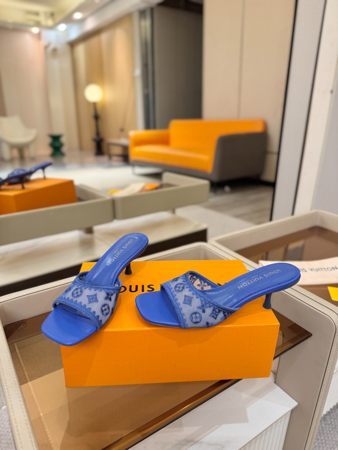Louis Vuitton  官网夏日系列！完美楦型、 新品中跟凉鞋🆕、官网同步更新 双层网纱电绣饰以点缀，细节感拉满、