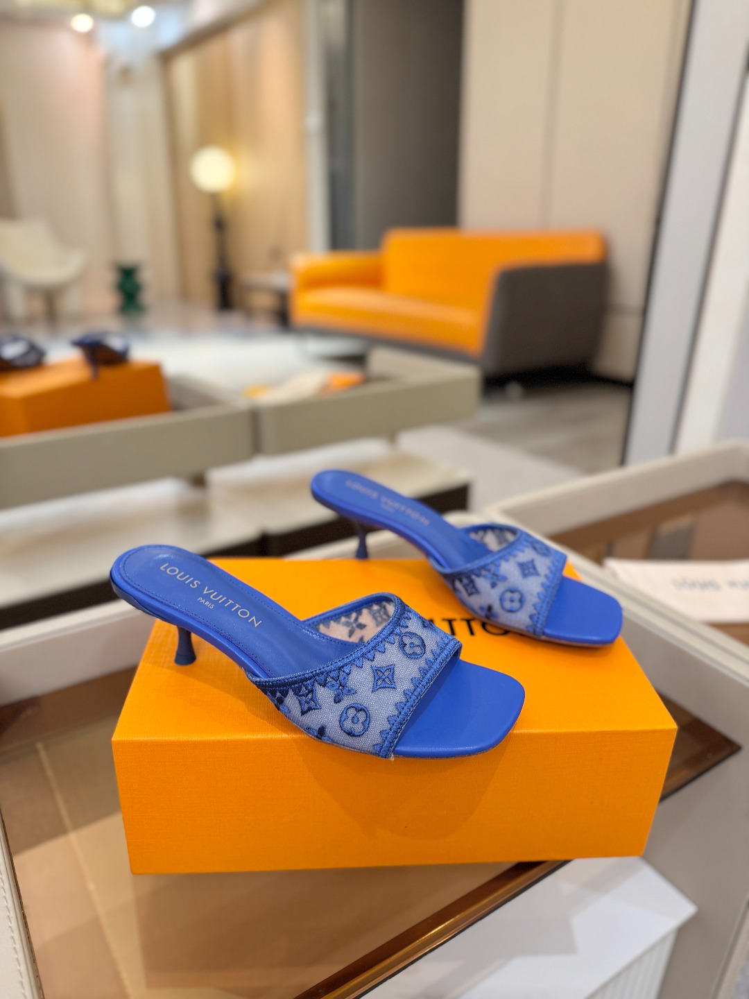 Louis Vuitton  官网夏日系列！完美楦型、 新品中跟凉鞋🆕、官网同步更新 双层网纱电绣饰以点缀，细节感拉满、