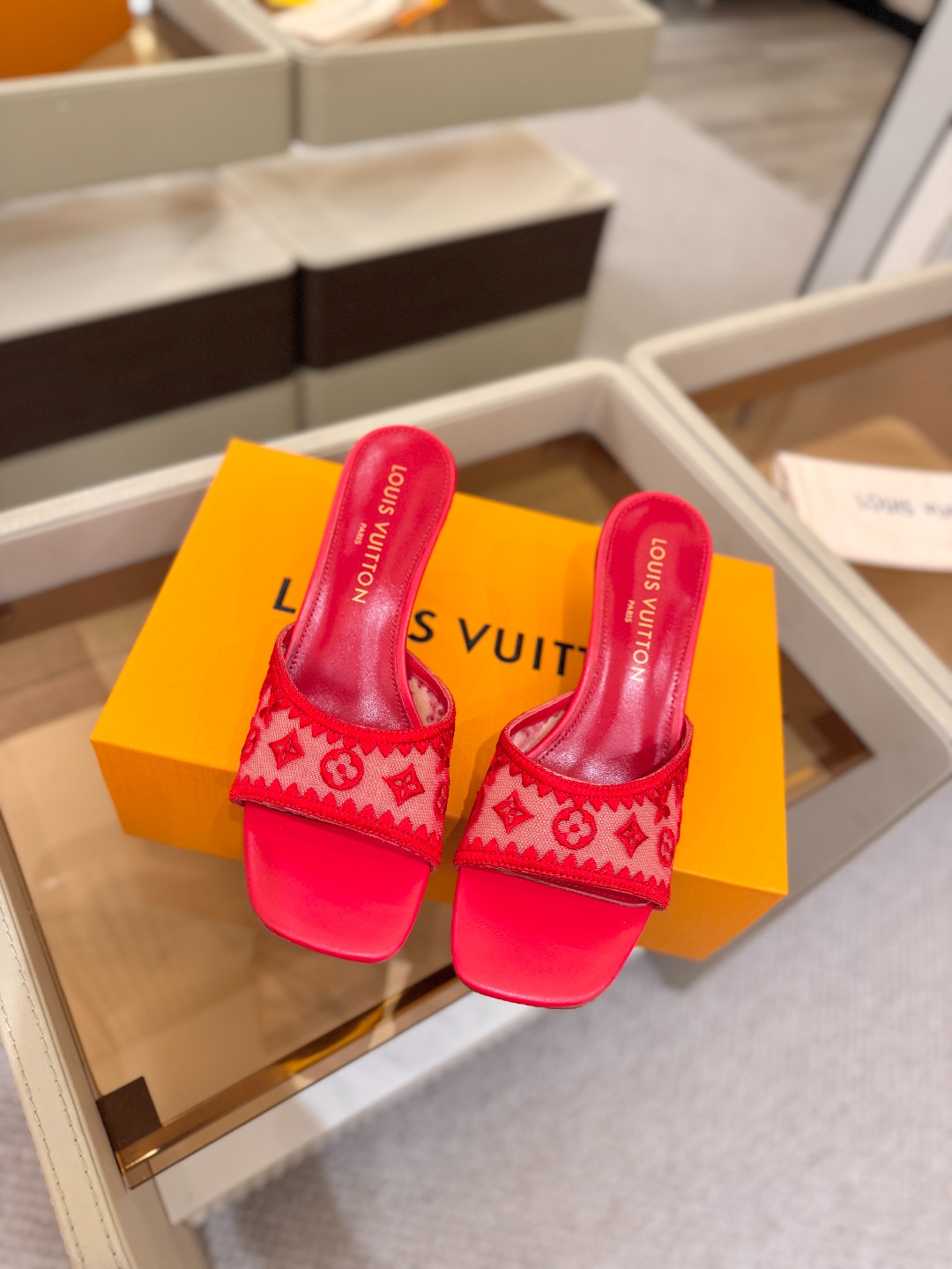 Louis Vuitton  官网夏日系列！完美楦型、 新品中跟凉鞋🆕、官网同步更新 双层网纱电绣饰以点缀，细节感拉满、