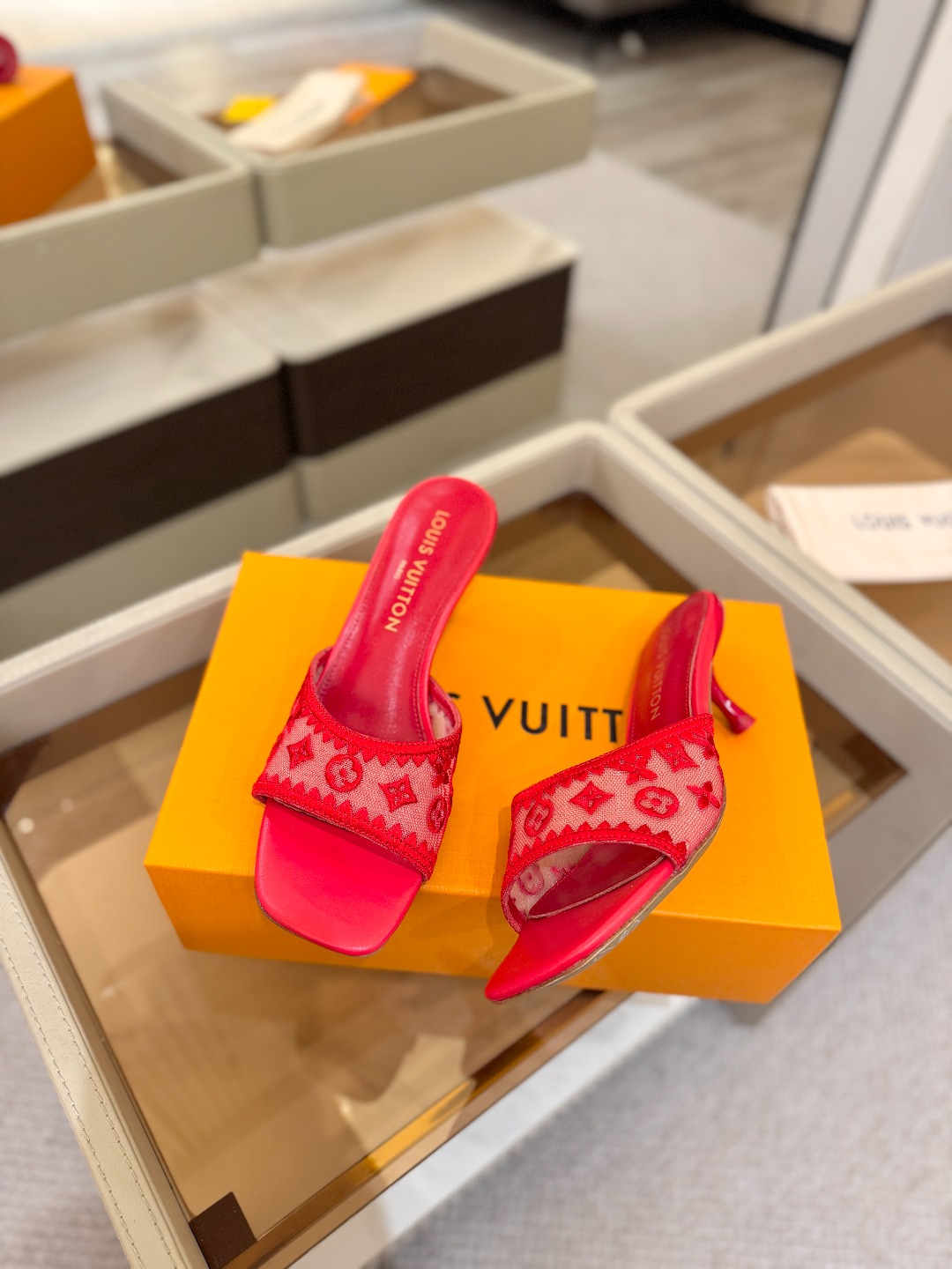Louis Vuitton  官网夏日系列！完美楦型、 新品中跟凉鞋🆕、官网同步更新 双层网纱电绣饰以点缀，细节感拉满、