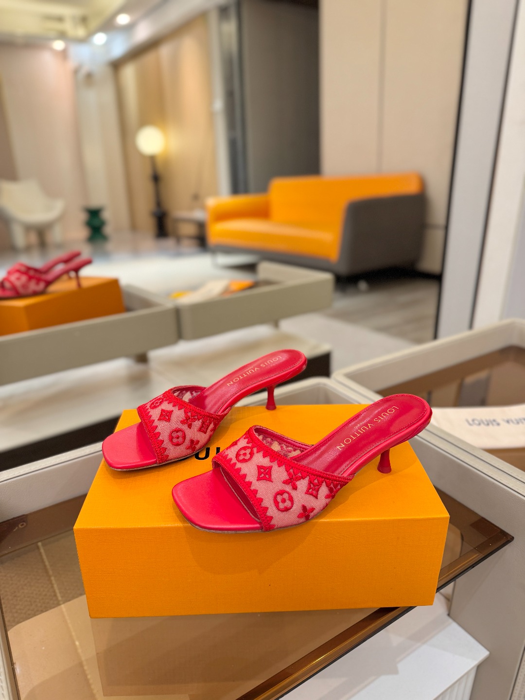 Louis Vuitton  官网夏日系列！完美楦型、 新品中跟凉鞋🆕、官网同步更新 双层网纱电绣饰以点缀，细节感拉满、