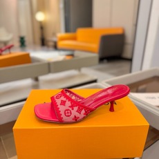 Louis Vuitton 官网夏日系列!完美楦型、 新品中跟凉鞋🆕、官网同步更新 双层网纱电绣饰以点缀,细节感拉满、 Louis Vuitton 官网夏日系列!完美楦型、 新品中跟凉鞋🆕、官网同步更新 双层网纱电绣饰以点缀,细节感拉满、