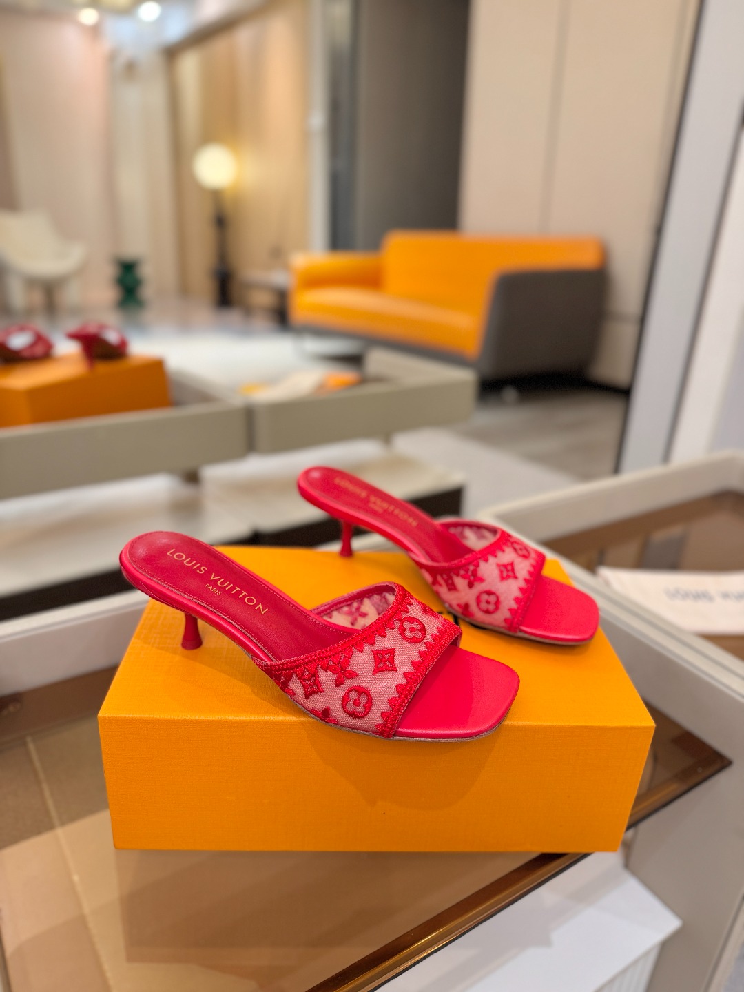 Louis Vuitton  官网夏日系列！完美楦型、 新品中跟凉鞋🆕、官网同步更新 双层网纱电绣饰以点缀，细节感拉满、