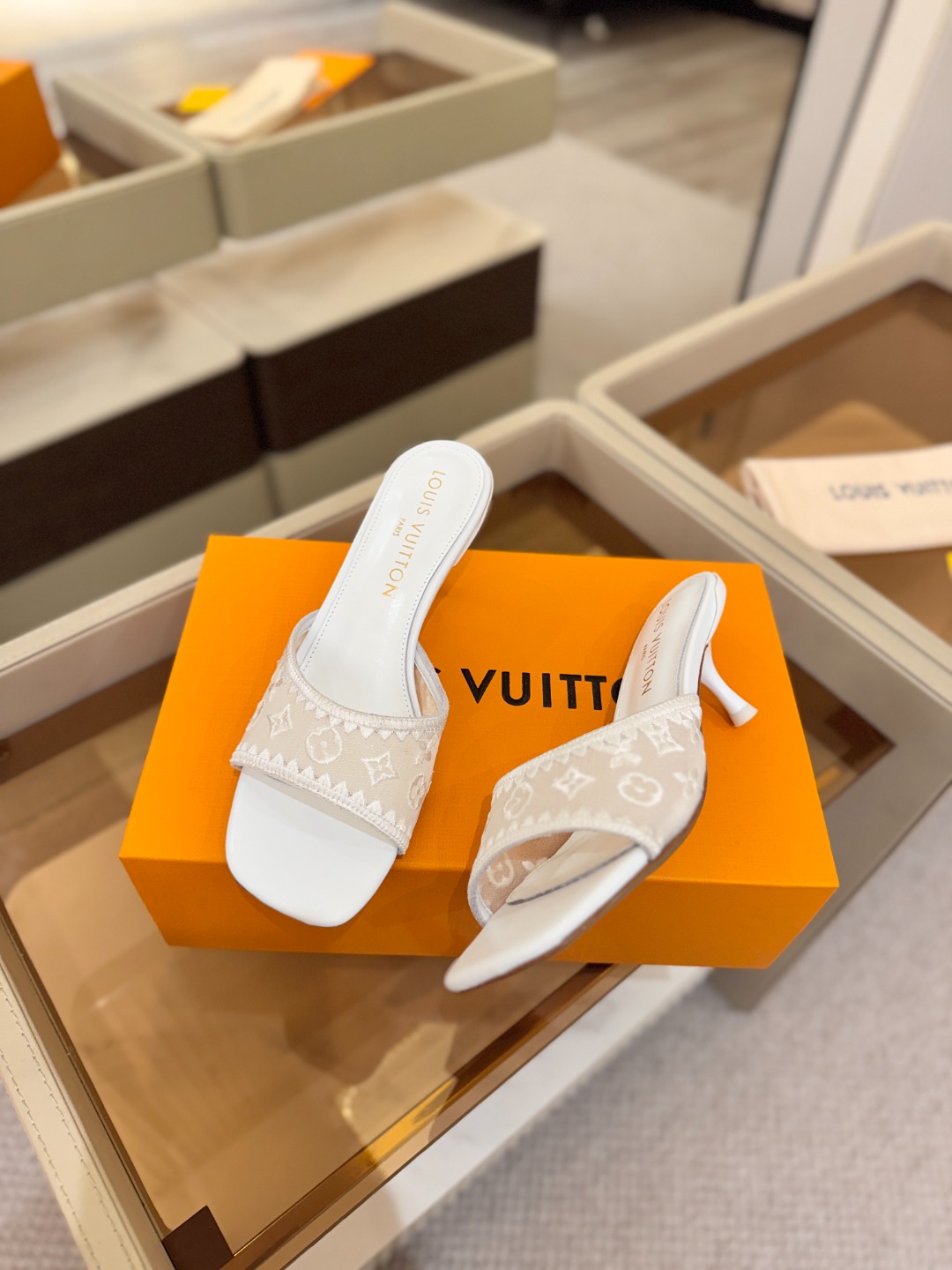 Louis Vuitton  官网夏日系列！完美楦型、 新品中跟凉鞋🆕、官网同步更新 双层网纱电绣饰以点缀，细节感拉满、