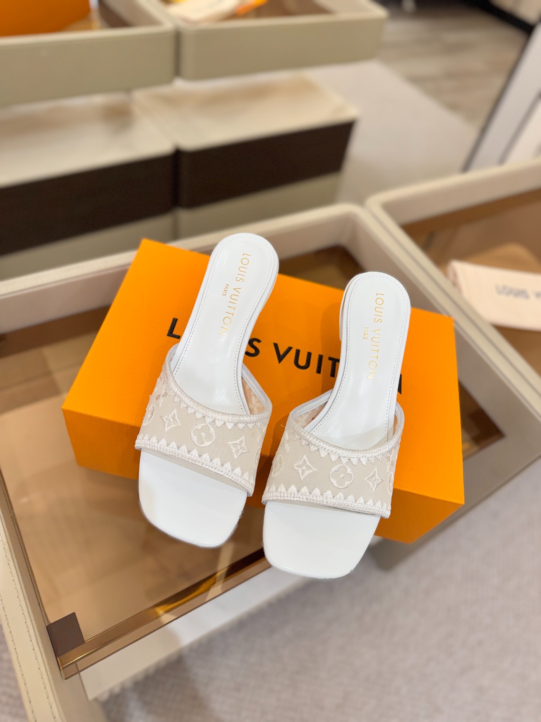 Louis Vuitton  官网夏日系列！完美楦型、 新品中跟凉鞋🆕、官网同步更新 双层网纱电绣饰以点缀，细节感拉满、
