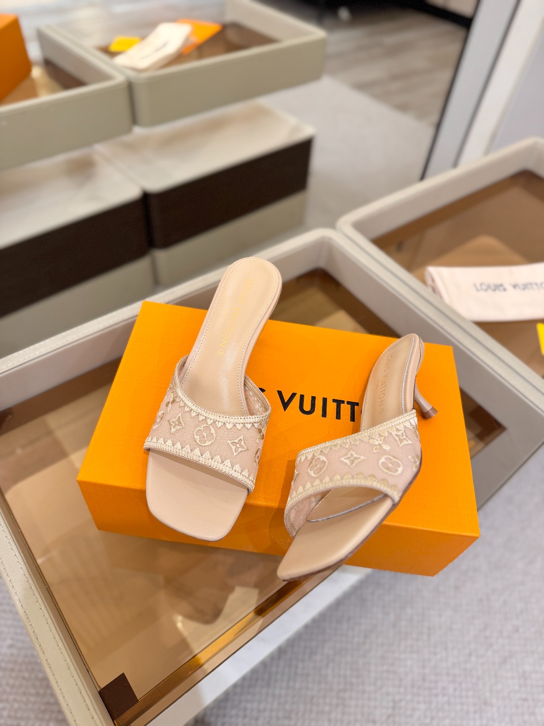 Louis Vuitton  官网夏日系列！完美楦型、 新品中跟凉鞋🆕、官网同步更新 双层网纱电绣饰以点缀，细节感拉满、
