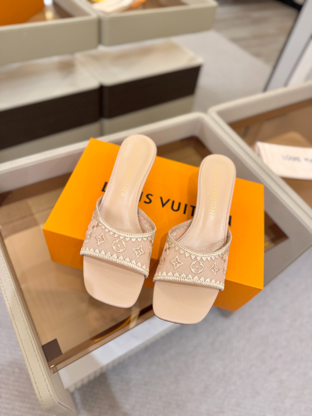 Louis Vuitton  官网夏日系列！完美楦型、 新品中跟凉鞋🆕、官网同步更新 双层网纱电绣饰以点缀，细节感拉满、