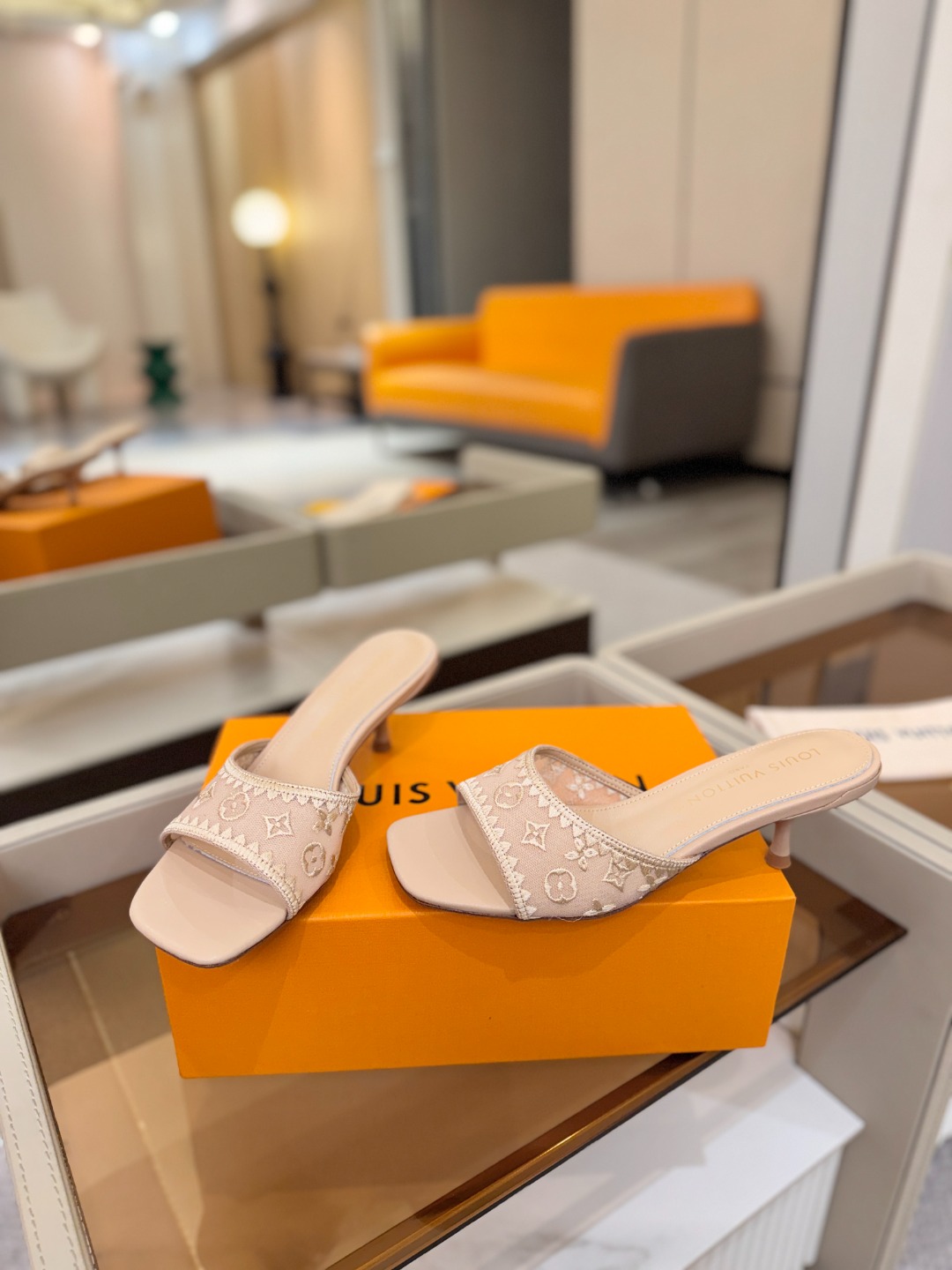 Louis Vuitton  官网夏日系列！完美楦型、 新品中跟凉鞋🆕、官网同步更新 双层网纱电绣饰以点缀，细节感拉满、