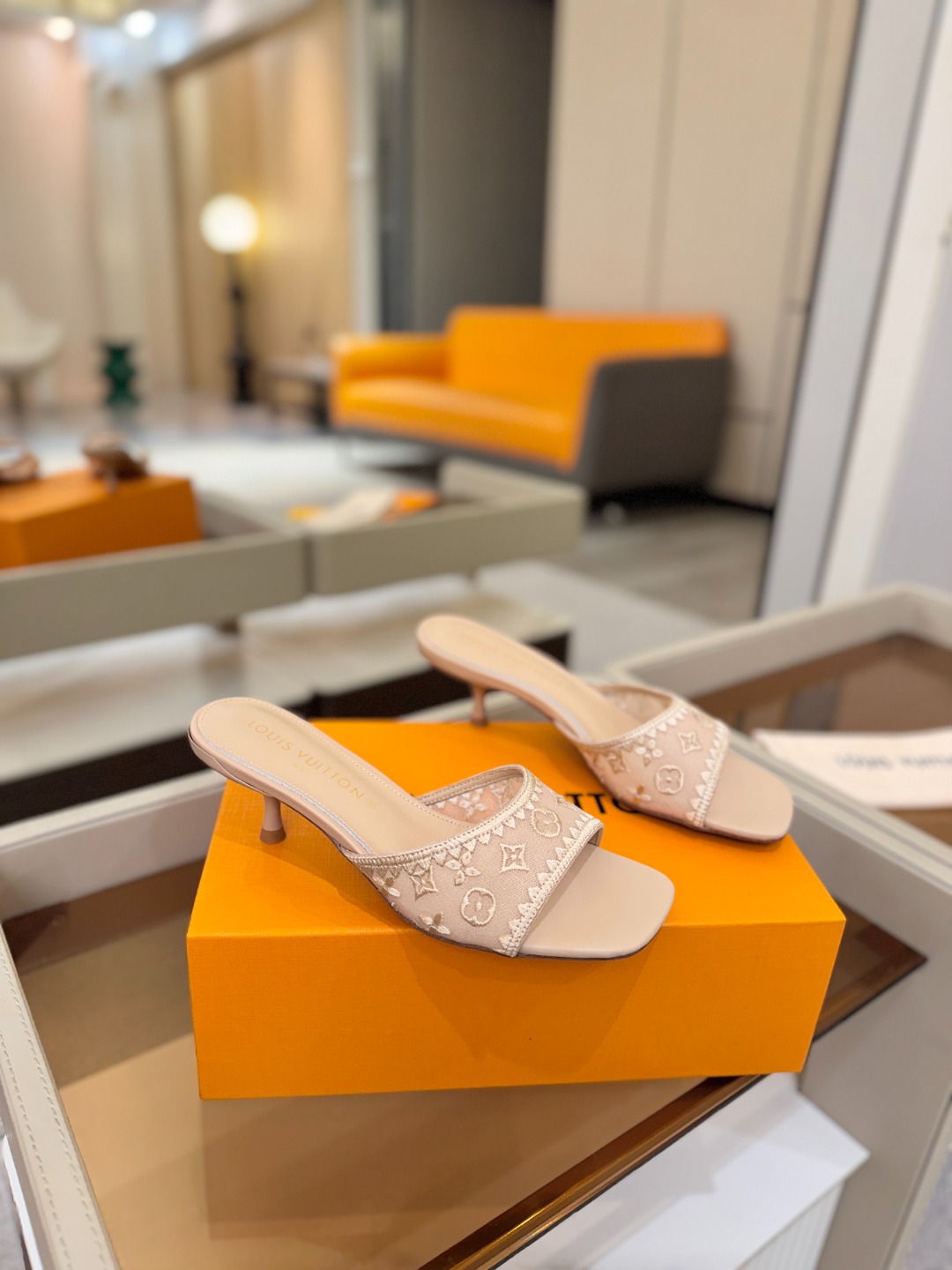 Louis Vuitton  官网夏日系列！完美楦型、 新品中跟凉鞋🆕、官网同步更新 双层网纱电绣饰以点缀，细节感拉满、