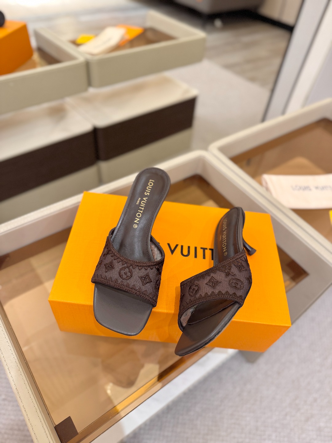 Louis Vuitton  官网夏日系列！完美楦型、 新品中跟凉鞋🆕、官网同步更新 双层网纱电绣饰以点缀，细节感拉满、