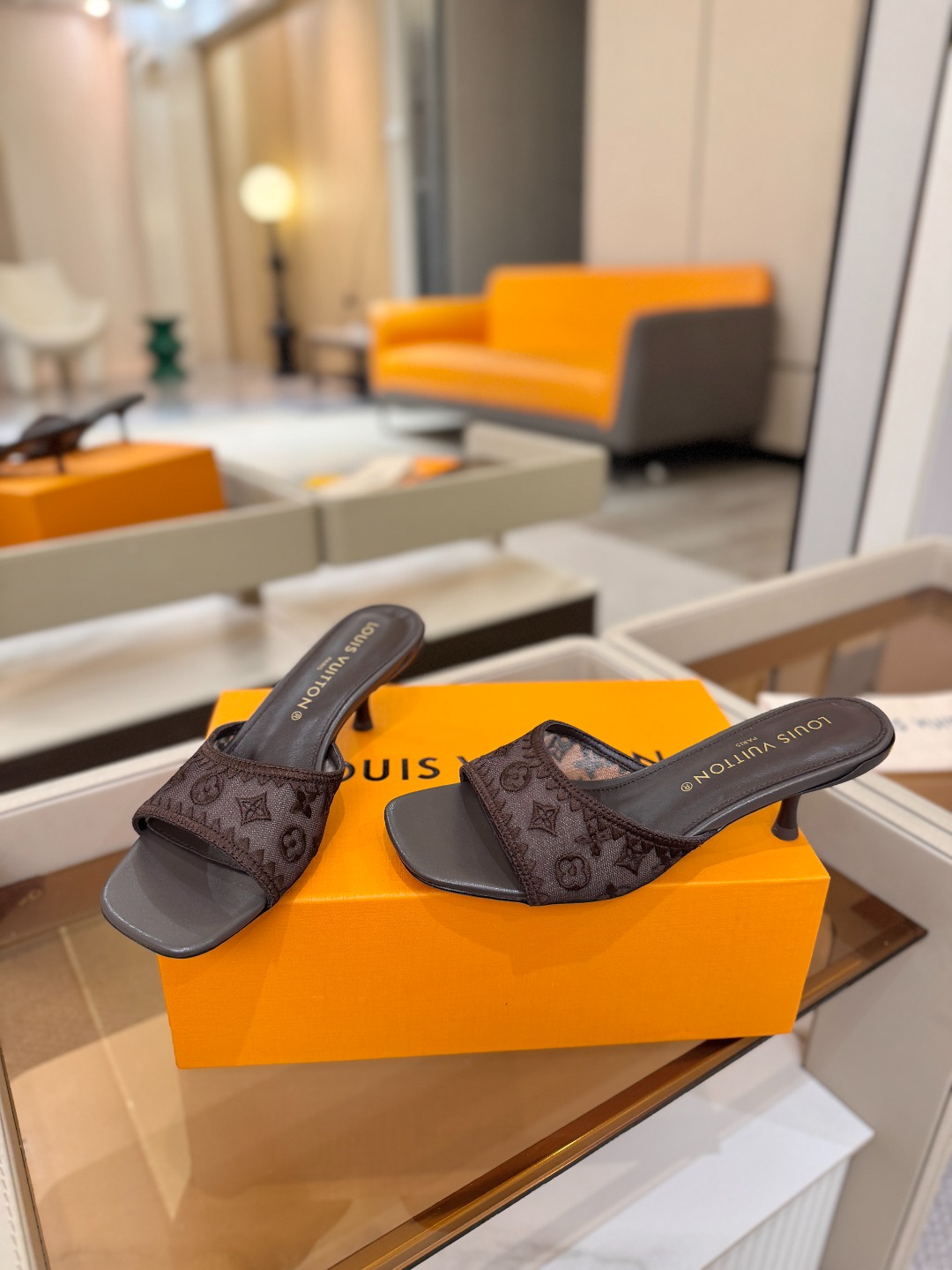Louis Vuitton  官网夏日系列！完美楦型、 新品中跟凉鞋🆕、官网同步更新 双层网纱电绣饰以点缀，细节感拉满、
