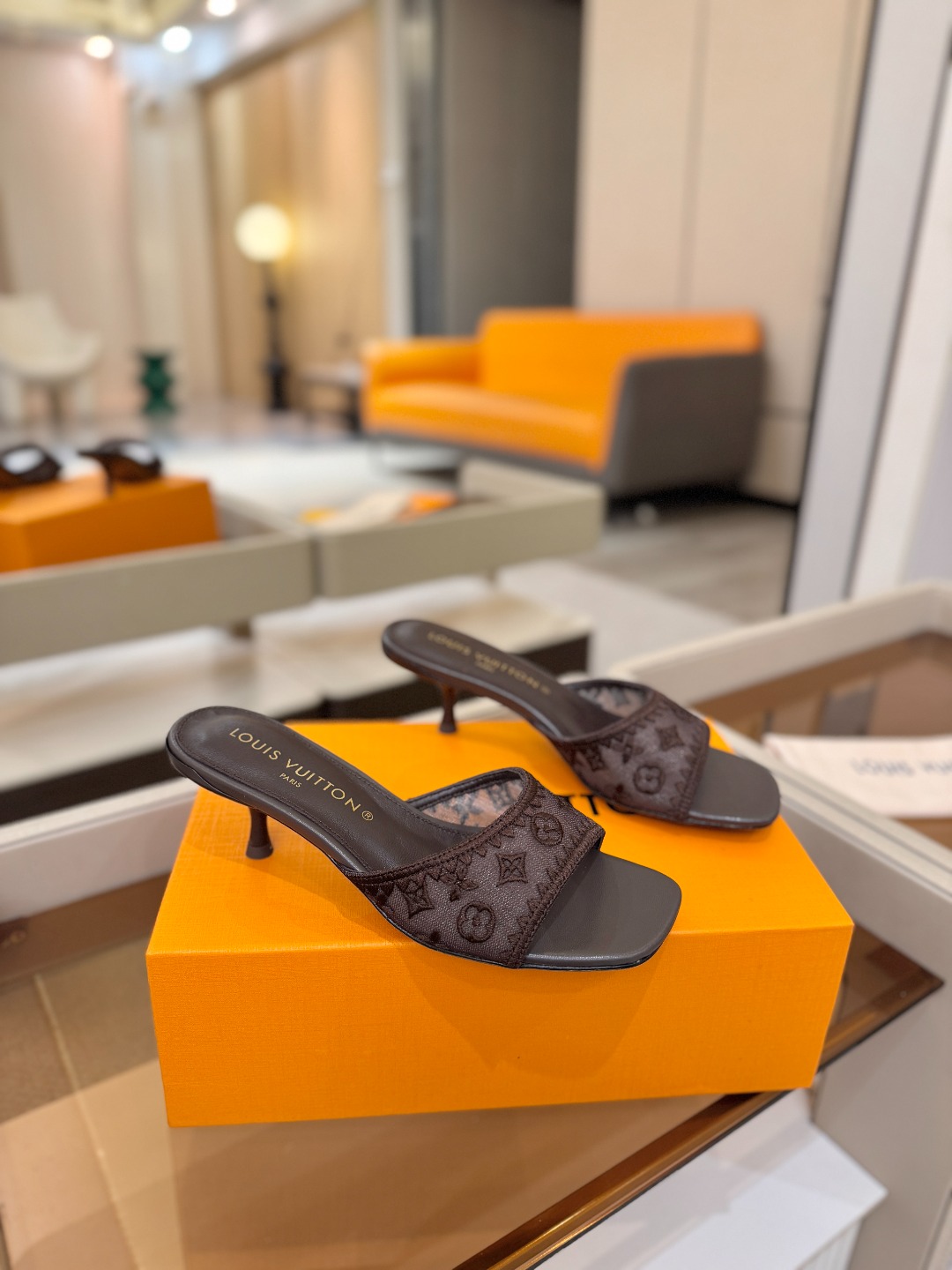 Louis Vuitton  官网夏日系列！完美楦型、 新品中跟凉鞋🆕、官网同步更新 双层网纱电绣饰以点缀，细节感拉满、