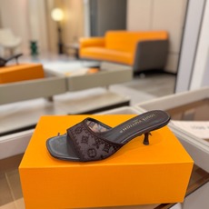 Louis Vuitton 官网夏日系列!完美楦型、 新品中跟凉鞋🆕、官网同步更新 双层网纱电绣饰以点缀,细节感拉满、 Louis Vuitton 官网夏日系列!完美楦型、 新品中跟凉鞋🆕、官网同步更新 双层网纱电绣饰以点缀,细节感拉满、