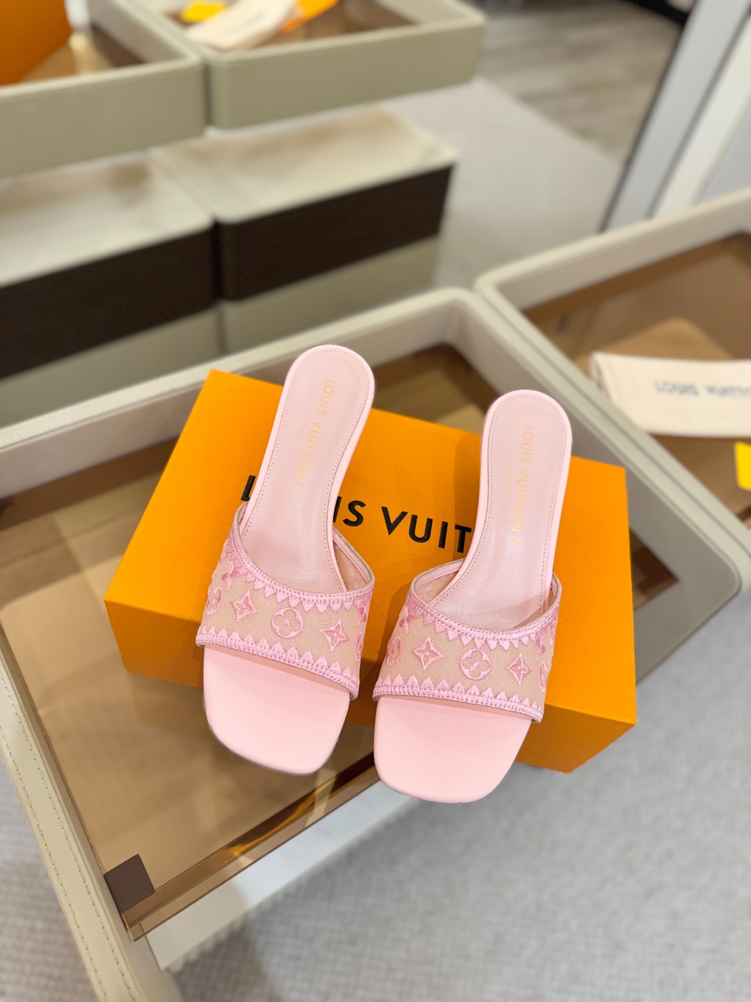 Louis Vuitton  官网夏日系列！完美楦型、 新品中跟凉鞋🆕、官网同步更新 双层网纱电绣饰以点缀，细节感拉满、