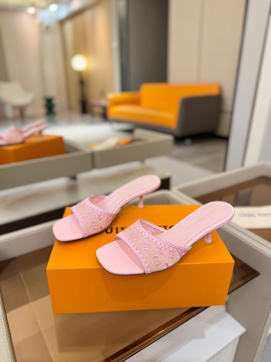 Louis Vuitton  官网夏日系列！完美楦型、 新品中跟凉鞋🆕、官网同步更新 双层网纱电绣饰以点缀，细节感拉满、