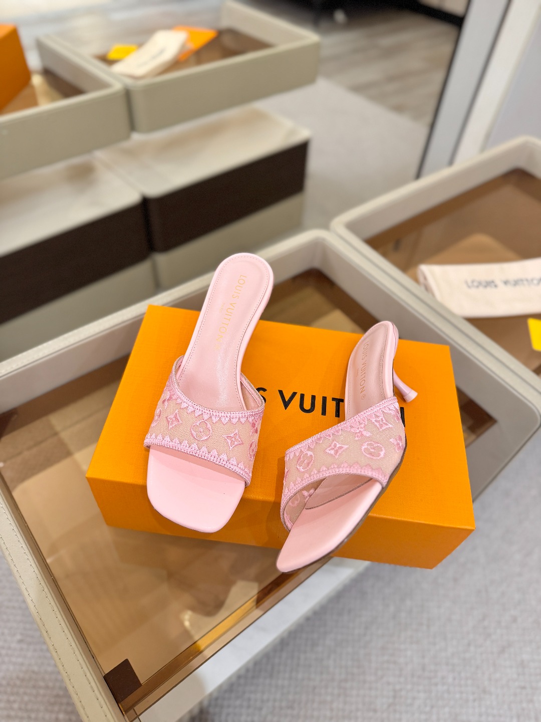 Louis Vuitton  官网夏日系列！完美楦型、 新品中跟凉鞋🆕、官网同步更新 双层网纱电绣饰以点缀，细节感拉满、