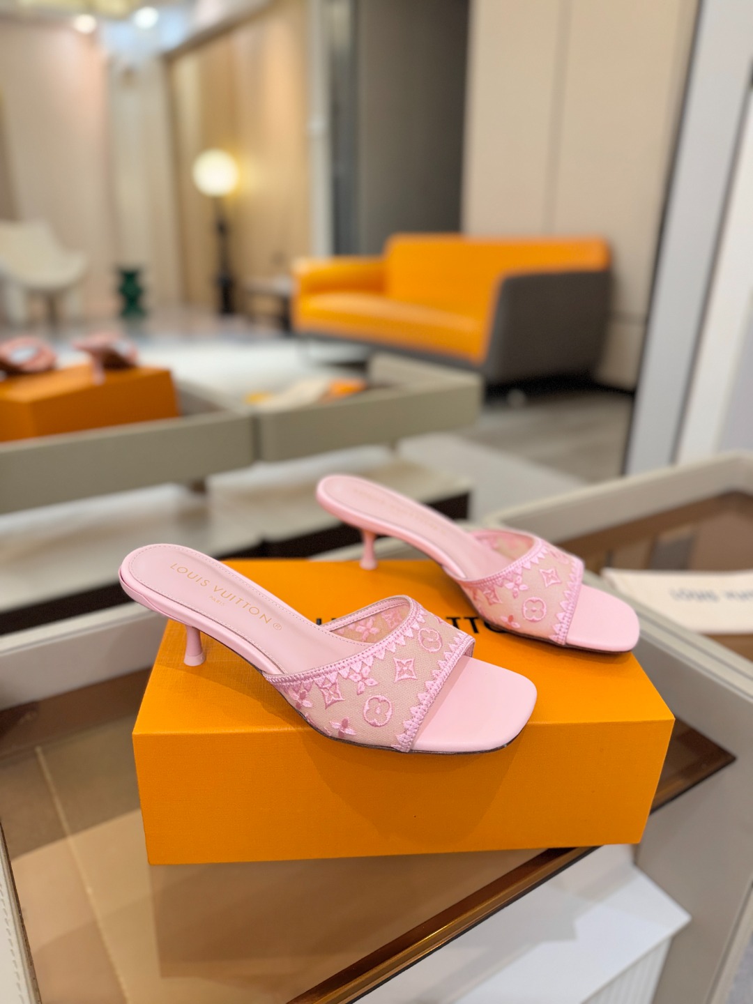 Louis Vuitton  官网夏日系列！完美楦型、 新品中跟凉鞋🆕、官网同步更新 双层网纱电绣饰以点缀，细节感拉满、