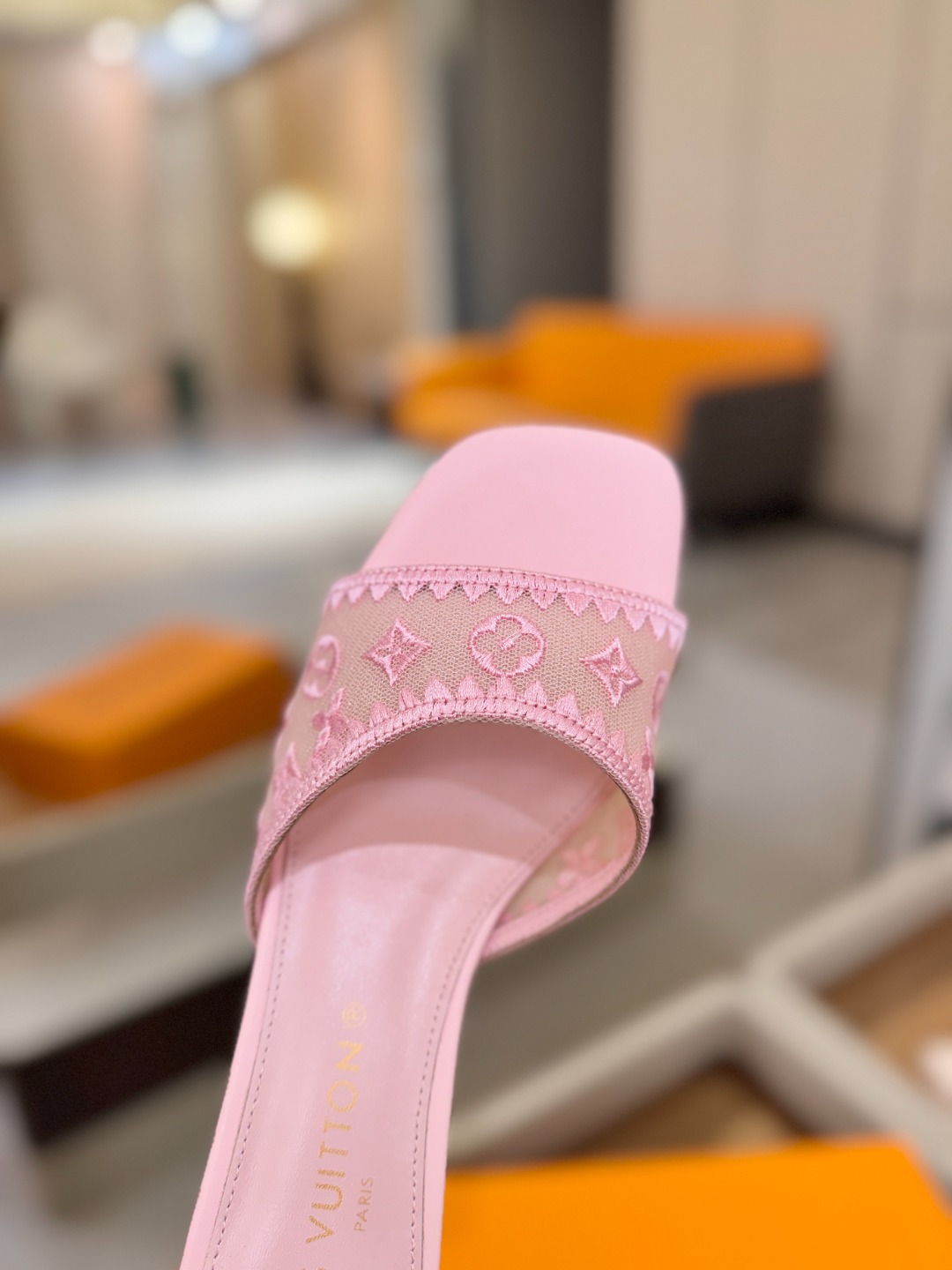 Louis Vuitton  官网夏日系列！完美楦型、 新品中跟凉鞋🆕、官网同步更新 双层网纱电绣饰以点缀，细节感拉满、