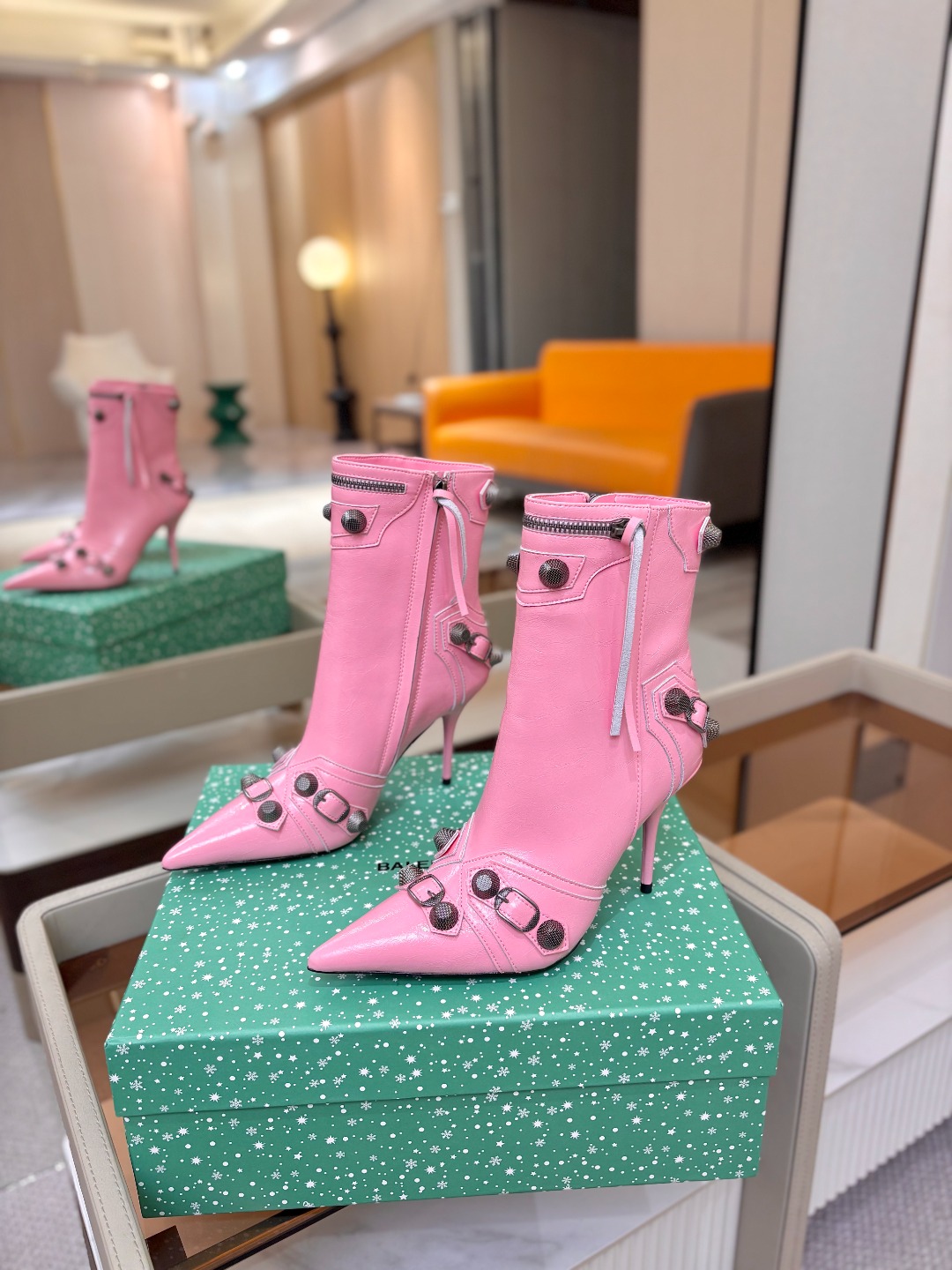 Balenciaga巴黎世家 Cagole  多色重工铆钉尖头靴✨ 多款鲜亮配色随心挑选，亮面皮质高级吸睛 金属铆钉扣带