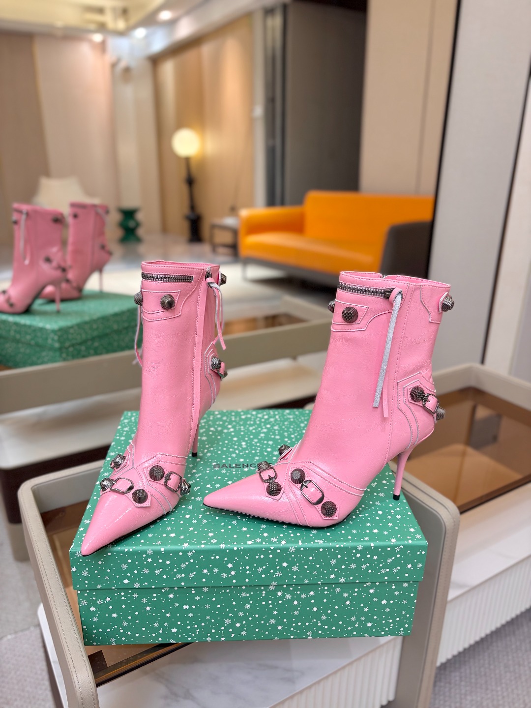 Balenciaga巴黎世家 Cagole  多色重工铆钉尖头靴✨ 多款鲜亮配色随心挑选，亮面皮质高级吸睛 金属铆钉扣带