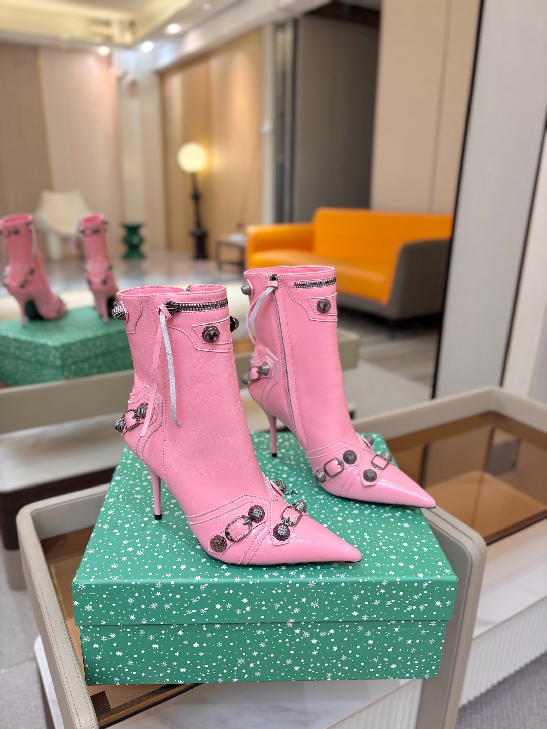 Balenciaga巴黎世家 Cagole  多色重工铆钉尖头靴✨ 多款鲜亮配色随心挑选，亮面皮质高级吸睛 金属铆钉扣带