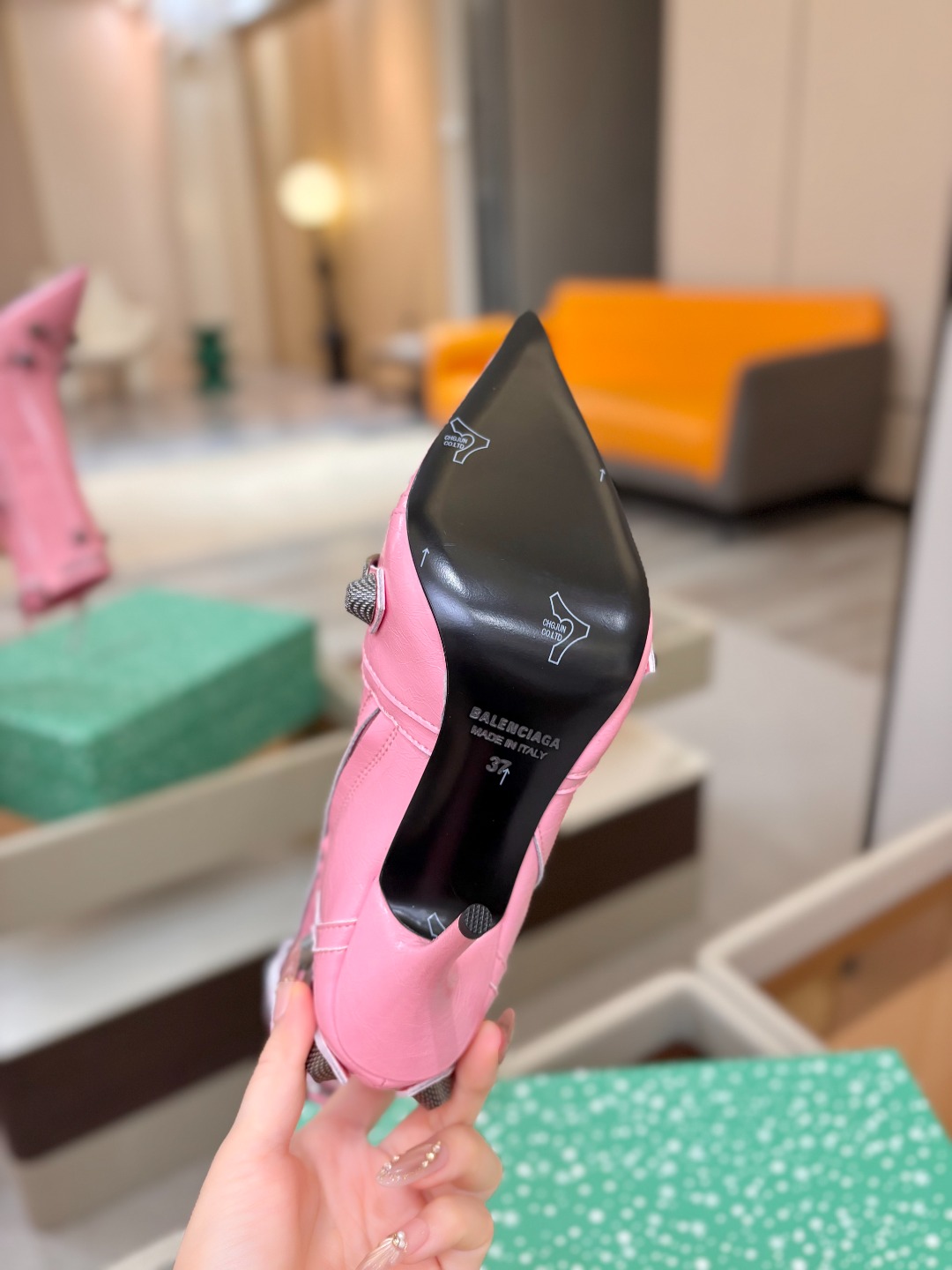 Balenciaga巴黎世家 Cagole  多色重工铆钉尖头靴✨ 多款鲜亮配色随心挑选，亮面皮质高级吸睛 金属铆钉扣带